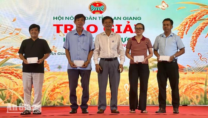 Phó Chủ tịch Hội Nông dân tỉnh An Giang Phan Tùng Lâm trao giải Hội thi ẩm thực từ sản phẩm OCOP.