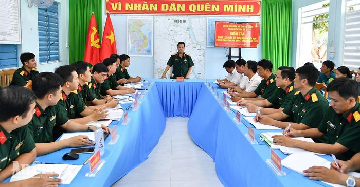 Thiếu tướng Nguyễn Văn Hùng, Ủy viên Ban Thường vụ Tỉnh ủy, Chỉ huy trưởng Bộ Chỉ huy Quân sự tỉnh An Giang phát biểu kết luận buổi kiểm tra.