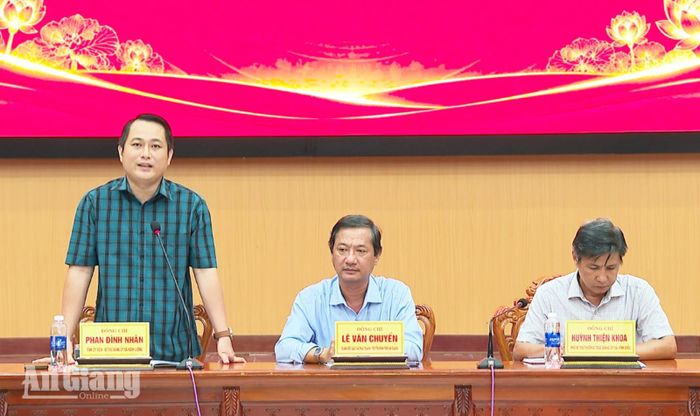 Bí thư Đảng ủy xã Kiên Lương Phan Đình Nhân phát biểu tại buổi làm việc.
