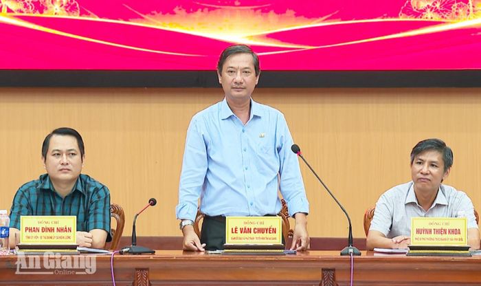 Giám đốc Báo và phát thanh, truyền hình An Giang Lê Văn Chuyển phát biểu tại buổi làm việc.
