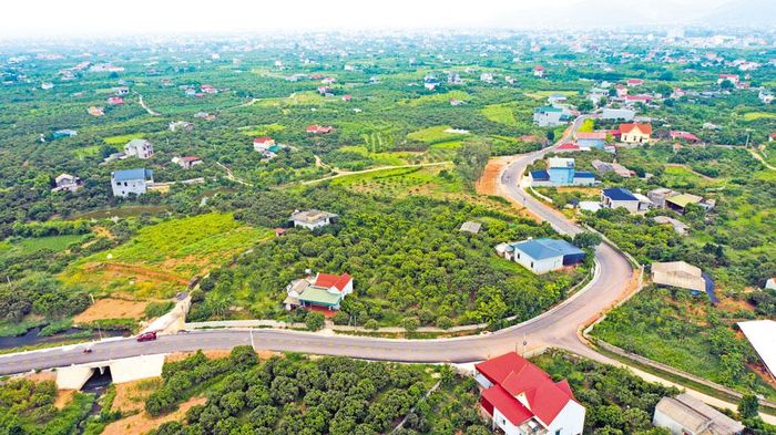 Hạ tầng giao thông qua phường Chũ được nâng cấp, mở rộng.