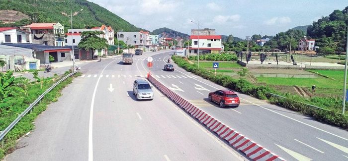 Quốc lộ 17 đoạn qua phường Yên Dũng.