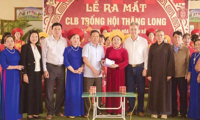 Các ban, ngành, đoàn thể tổ dân phố Đức Thịnh (phường Hiệp Hòa) chúc mừng ra mắt Câu lạc bộ trống hội Thăng Long.