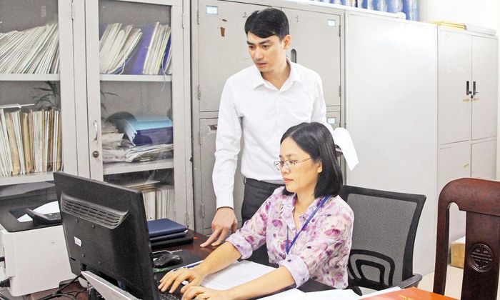 Công chức phường Chi Lăng rà soát thông tin để phục vụ cập nhật, số hóa hồ sơ đảng viên.