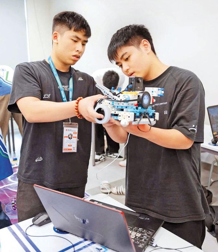 Học sinh Trường Trung học phổ thông Chuyên Bắc Giang trải nghiệm vận hành robot.