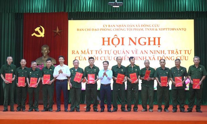  Các đồng chí lãnh đạo xã Đông Cứu trao quyết định thành lập cho các Tổ tự quản về an ninh, trật tự. 