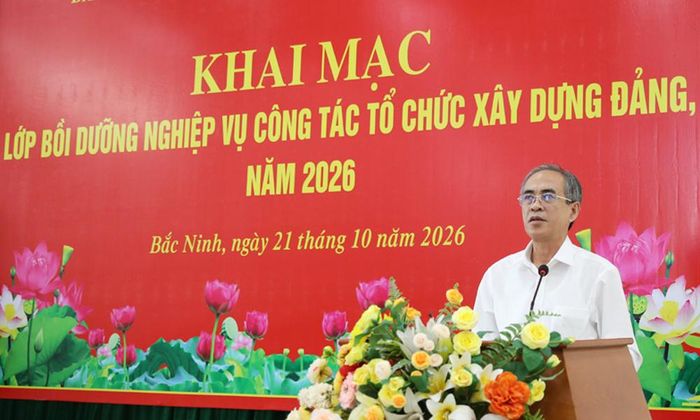Đồng chí Ngô Văn Nam, Thành ủy viên, Phó Trưởng Ban Thường trực Ban Tổ chức Thành ủy phát biểu khai mạc lớp bồi dưỡng.