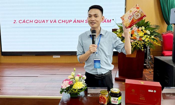Báo cáo viên truyền đạt các kiến thức liên quan đến bán hàng trên môi trường số.