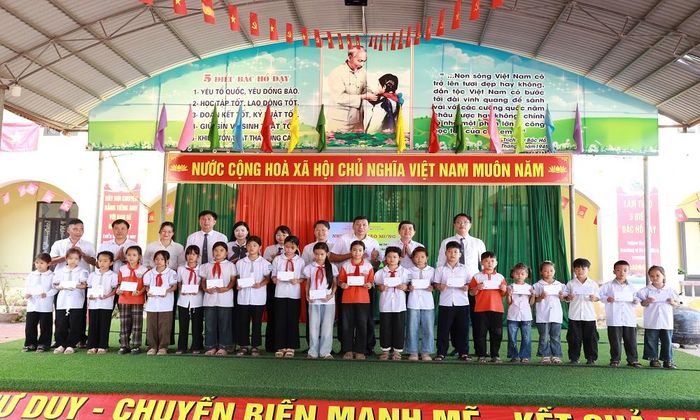  Đại biểu lãnh đạo các đơn vị trao quà cho học sinh có hoàn cảnh khó khăn trên địa bàn xã Tân Sơn. 
