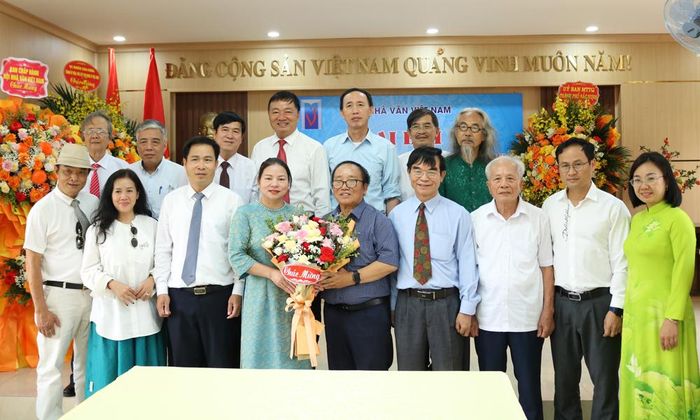  Đại biểu và các hội viên chúc mừng Ban Chấp hành Chi hội Nhà văn Việt Nam thành phố Bắc Ninh nhiệm kỳ 2026-2031.  