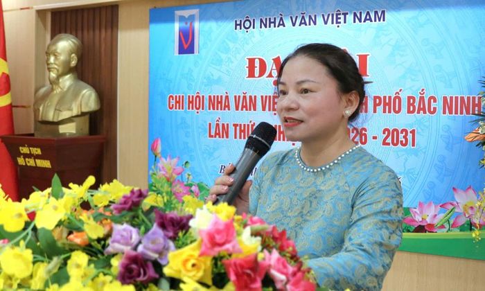  Nhà văn Nguyễn Thị Mai Phương, Chi hội trưởng Chi hội Nhà văn Việt Nam thành phố Bắc Ninh nhiệm kỳ 2026-2031 phát biểu tại Đại hội.  