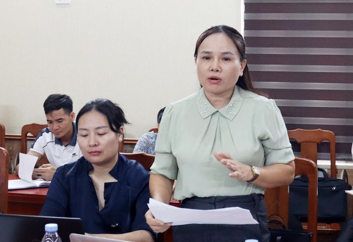 Đại diện Văn phòng Đăng ký đất đai thành phố trao đổi về công tác phối hợp trong cập nhật dữ liệu đất đai.