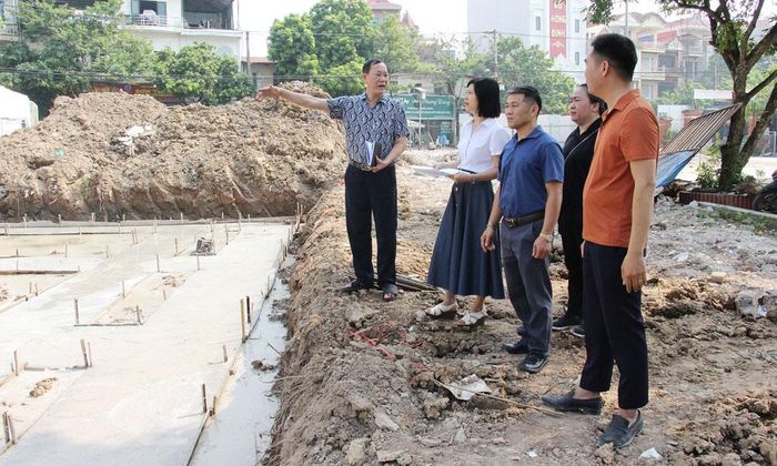 Ban Giám sát đầu tư của cộng đồng cùng cán bộ mặt trận phường giám sát chất lượng công trình cải tạo, nâng cấp Trạm Y tế Đồng Nguyên giai đoạn 2.