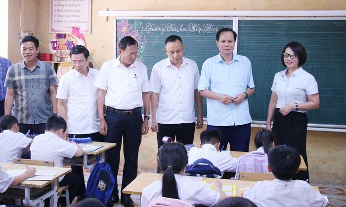  Đoàn khảo sát kiểm tra cơ sở vật chất tại Trường Tiểu học Hiệp Hòa số 2. 