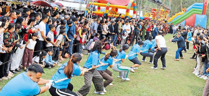  Thi kéo co trong ngày hội. 