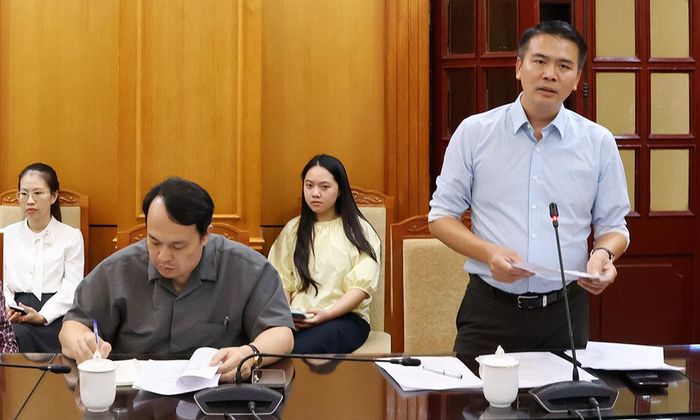 Lãnh đạo Văn phòng UBND thành phố báo cáo kết quả triển khai thí điểm ứng dụng trợ lý Nhân dân.