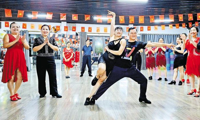 Anh Ngô Văn Tuấn và chị Đào Thị Mai (hàng đầu) dạy khiêu vũ cho các hội viên.