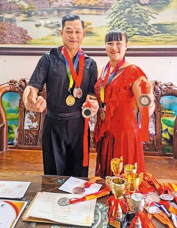 Vợ chồng anh Tuấn, chị Mai tích cực tham gia các cuộc thi khiêu vũ thể thao và giành nhiều giải thưởng.