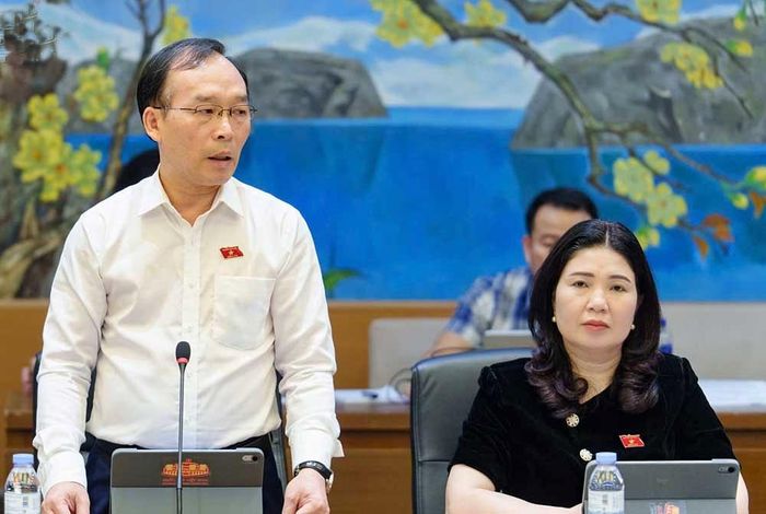  Đồng chí Trần Văn Tuấn phát biểu ý kiến. 