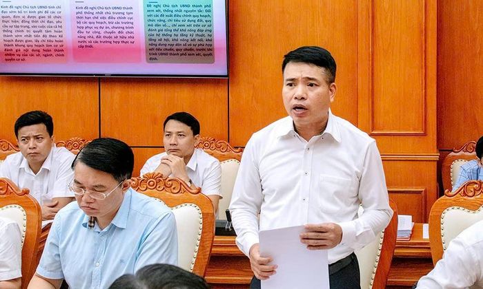 Đồng chí Nguyễn Việt Hùng, Giám đốc Sở Xây dựng báo cáo tại buổi làm việc.
