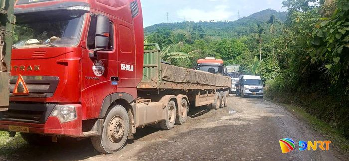 Xe chở quặng lưu thông trên quốc lộ 14D trước khi lệnh cấm xe 4 trục trở lên có hiệu lực. Ảnh: NGỌC BÍCH