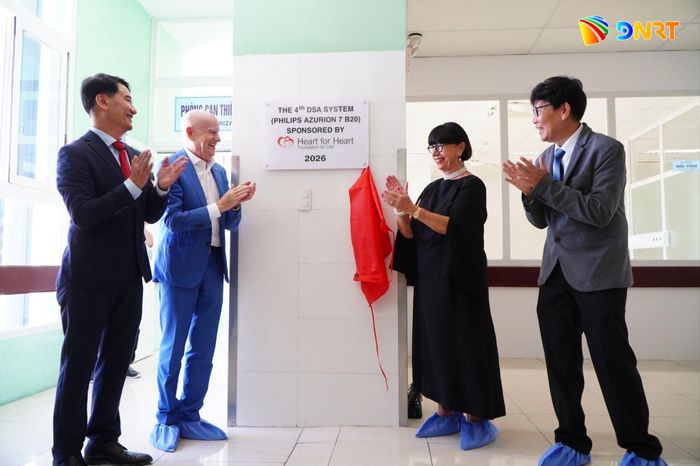 Lãnh đạo Bệnh viện Đà Nẵng cùng vợ chồng Giáo sư Erich Lejeune (ở giữa) thực hiện nghi thức khai trương hệ thống chụp mạch số hóa xóa nền (DSA) thứ 4 tại Bệnh viện Đà Nẵng. Ảnh: TÂM ĐAN