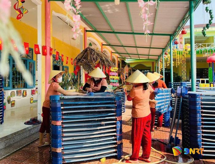 Cơ sở giáo dục trên địa bàn thành phố chủ động vệ sinh đồ dùng bán trú bằng xà phòng. Ảnh: L.HÙNG