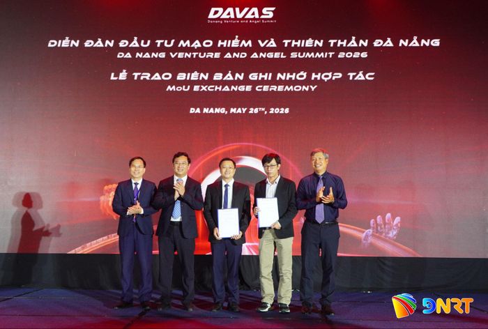 Các đại biểu lãnh đạo chứng kiến trao thỏa thuận hợp tác giữa GOE Alliance và Trung tâm Hỗ trợ Khởi nghiệp Sáng tạo Đà Nẵng (DISSC) tại lễ khai mạc DAVAS 2026. Ảnh: TÂM ĐAN