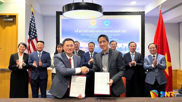 Trao thỏa thuận hợp tác giữa Trung tâm Hỗ trợ khởi nghiệp đổi mới sáng tạo Đà Nẵng và Cyfendo, Inc. Ảnh: ĐOÀN CÔNG TÁC