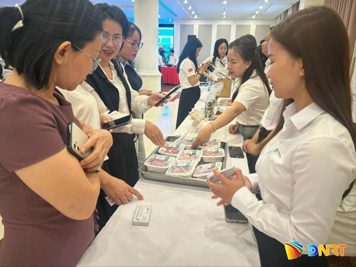 Chi cục An toàn thực phẩm thành phố hướng dẫn các cơ sở thực hiện truy xuất nguồn gốc thực phẩm. Ảnh: KHÁNH HUYỀN
