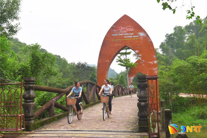 Mô hình đi xe đạp được triển khai tại Khu đền tháp Mỹ Sơn (xã Thu Bồn) để thúc đẩy du lịch xanh. Ảnh: QUỐC TUẤN