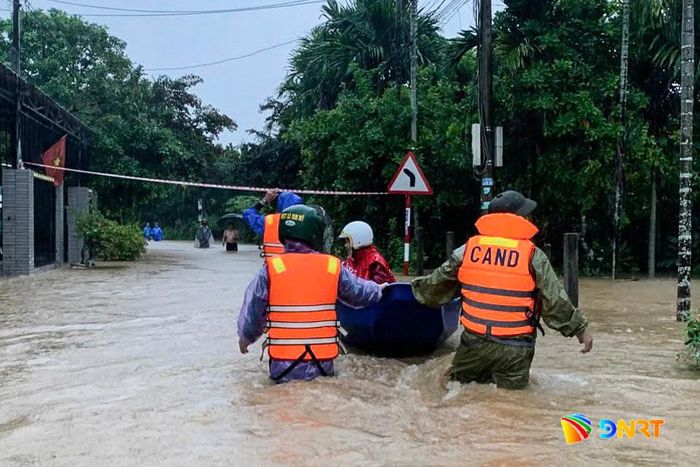 Lực lượng chức năng xã Tam Mỹ di dời người dân ra khỏi khu vực ngập lụt năm 2025. Ảnh: TAM MỸ XANH