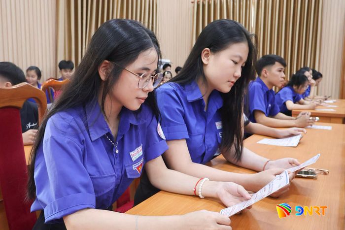Học sinh xã Tiên Phước tìm hiểu kỹ năng phòng tránh tai nạn thương tích. Ảnh: ĐOÀN XÃ TIÊN PHƯỚC