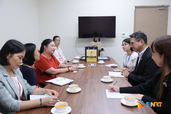 Tổng Lãnh sự quán Nhật Bản và Trường Cao đẳng Đà Nẵng trao đổi tại cuộc làm việc. Ảnh: D.LỆ