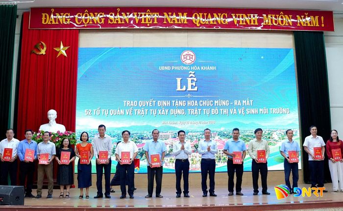 Lãnh đạo phường Hòa Khánh trao quyết định thành lập các tổ tự quản. Ảnh: T.CÔNG