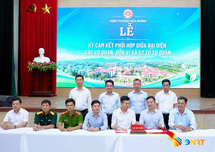 Các tổ tự quản cùng cơ quan, đơn vị ký cam kết phối hợp triển khai nhiệm vụ. Ảnh: T.CÔNG