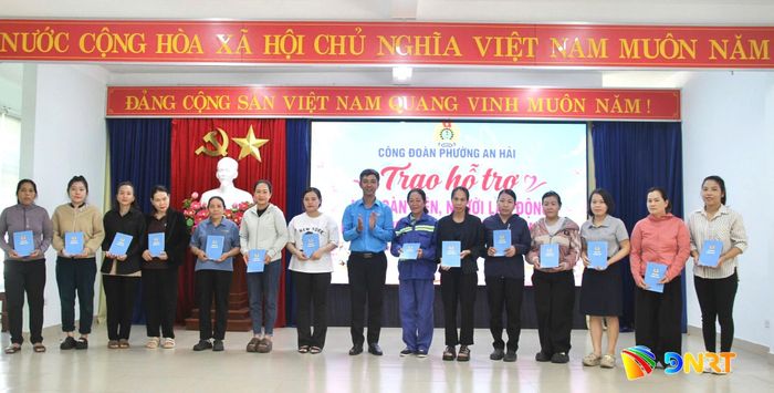 Tặng quà nữ đoàn viên, người lao động có hoàn cảnh khó khăn. Ảnh: L.H
