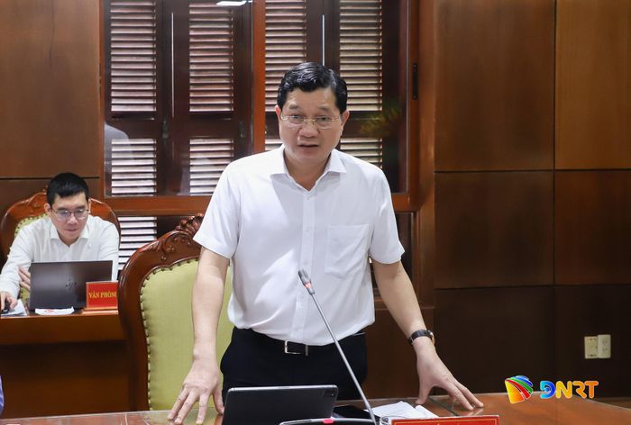 Phó Chủ tịch Thường trực HĐND thành phố Trần Phước Sơn góp ý tại buổi làm việc. Ảnh: NGỌC PHÚ