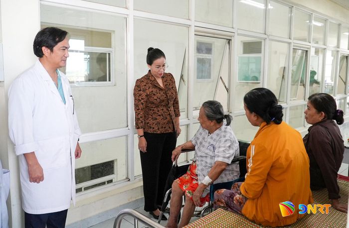 Phó Chủ tịch UBND thành phố Nguyễn Thị Anh Thi thăm hỏi, động viên các bệnh nhân đang điều trị tại bệnh viện. Ảnh: HỒ QUÂN