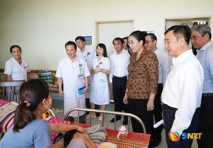 Phó Chủ tịch UBND thành phố Nguyễn Thị Anh Thi kiểm tra tình trạng quá tải bệnh nhân tại khoa Nhi. Ảnh: HỒ QUÂN