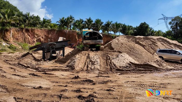 Đoàn khảo sát một số mỏ khoáng sản đã dừng hoạt động. Ảnh: VŨ QUÂN