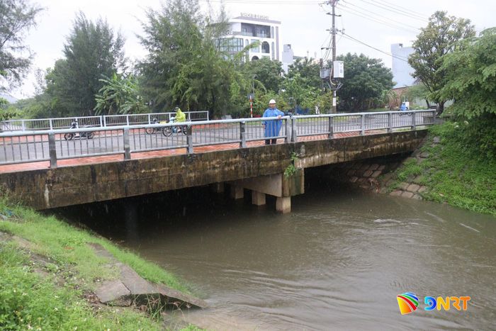 Cầu qua đường Trần Triệu Luật có khẩu độ thoát nước hẹp nên cần sớm được mở rộng. Ảnh: HOÀNG HIỆP