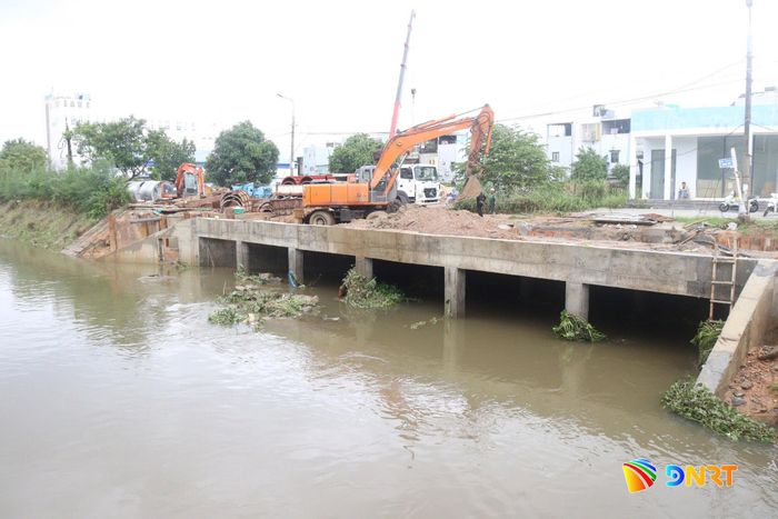 Tuyến cống thoát nước dọc kênh Phú Lộc đang hoàn thiện và đưa vào sử dụng. Ảnh: HOÀNG HIỆP