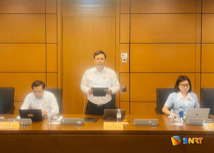 Đại biểu Quốc hội Nguyễn Hải Long thảo luận tại tổ. Ảnh: HỒNG CHÂU