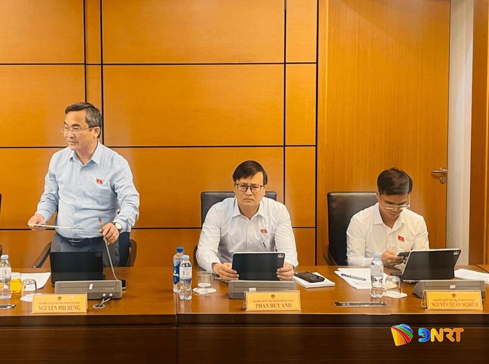 Đại biểu Quốc hội Nguyễn Phi Hùng thảo luận tại tổ. Ảnh: HỒNG CHÂU