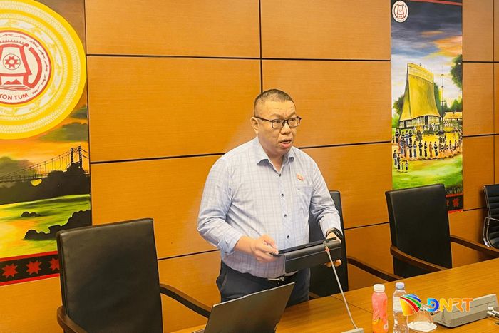 Đại biểu Quốc hội Trần Mạnh Huy thảo luận tại tổ. Ảnh: HỒNG CHÂU