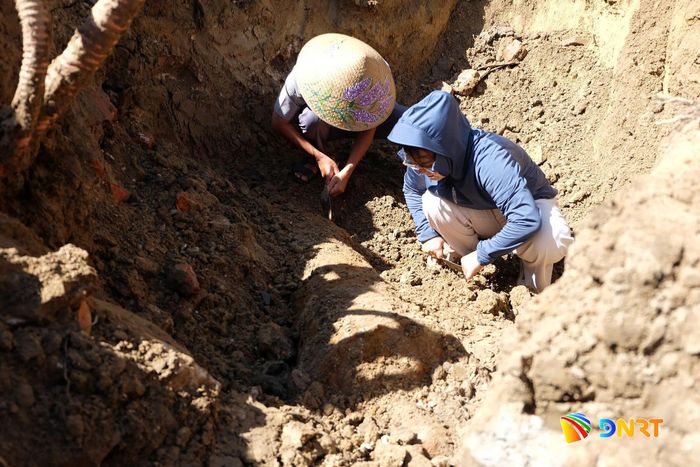 Khẩu súng dài 2,95m, được đúc bằng gang, có niên đại gần 200 năm, nằm dưới nền di tích Thành Điện Hải. Ảnh: Đ.VIỆT