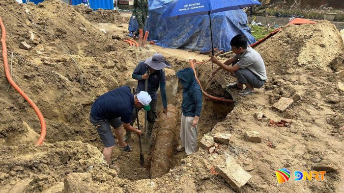 Hiện trường khai quật súng thần công tại di tích Thành Điện Hải. Ảnh: Đ.VIỆT