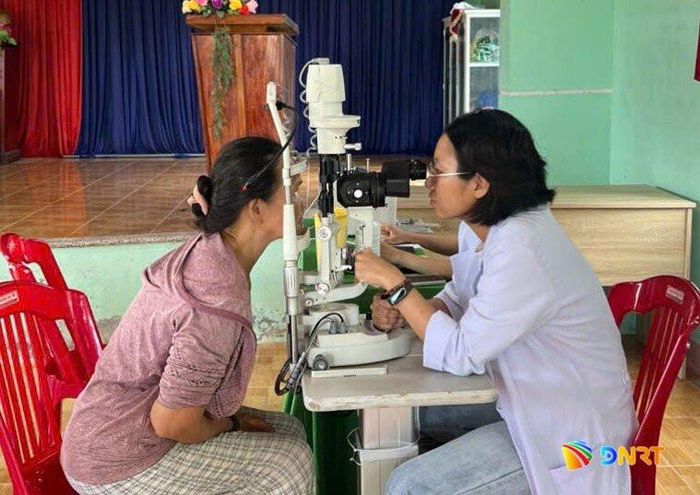 Xã Quế Sơn Trung phối hợp khám mắt cho người cao tuổi trên địa bàn. Ảnh: DUY THÁI