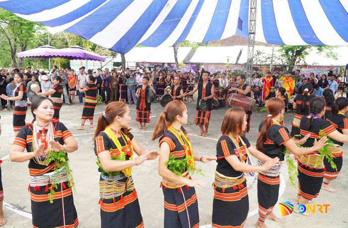 Múa cồng chiêng xuất hiện trong các dịp lễ, hội, liên hoan văn nghệ do UBND xã Phước Trà tổ chức. Ảnh: N.ĐOAN